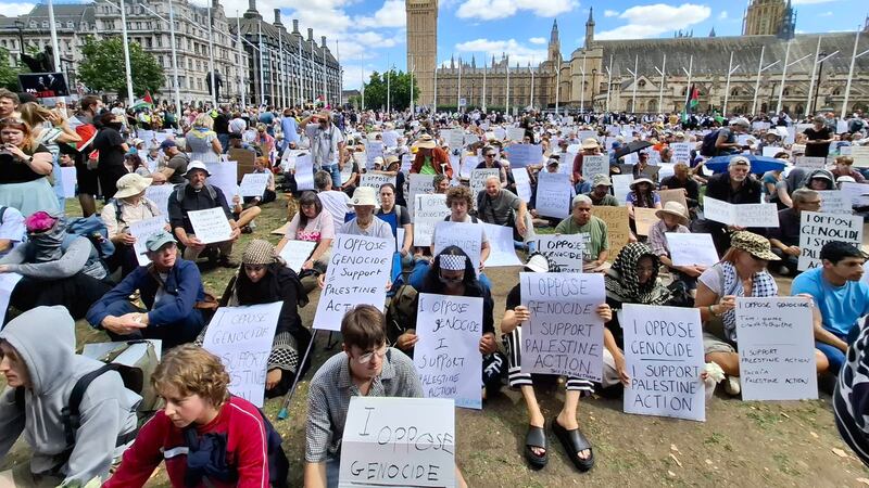 Arrestan en Londres a más de 500 activistas por protestar contra el genocidio en Palestina