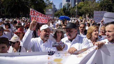 El activista Julián LeBarón estuvo al frente de la marcha convocada para exigir seguridad