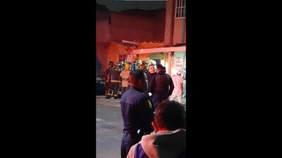 Una persona falleció y aún esperan rescatar a otra