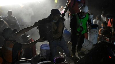 Con palas y cubetas, ciudadanos han salido a las calles para rescatar a las personas que quedaron atrapadas entre escombros