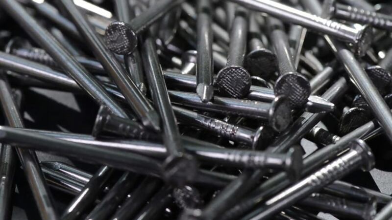 México impone aranceles temporales a clavos de acero chinos