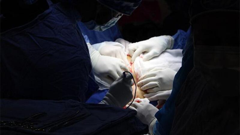 Tras 2 horas de cirugía, médicos del IMSS retiran tumor de casi 23 kilos a paciente en Querétaro