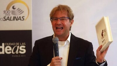 El escritor suma más de cinco órdenes de aprehensión por abuso sexual