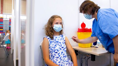 Aunque algunos países alientan a los menores a vacunares, en otros aún no comienza la vacunación en el sector