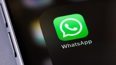 Al guardar un contacto en tu dispositivo móvil, el nombre de esa persona aparece por default en la app