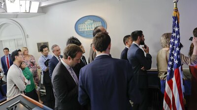 Periodistas esperan entrar a la reunión con Sean Spicer de este viernes