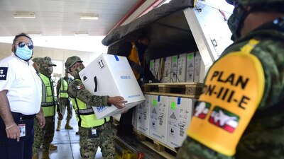 Militares reciben más dosis de la vacuna de Pfizer