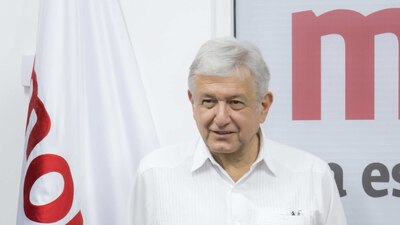 El candidato presidencial le dio un beso en la frente a una reportera se cayó frente a él