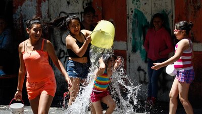 La jefa de Gobierno lanzó un llamado a usar el agua indispensable en esta temporada