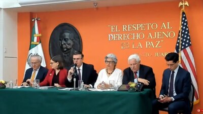 Marcelo Ebrard (tercero, de izquierda a derecha), acompañado de una delegación del Gobierno de México