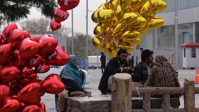 Grupos conservadores en la capital de Pakistán consideran el San Valentín como inmoral