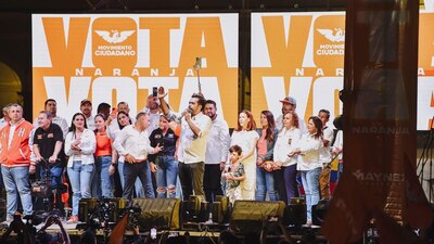 El candidato estuvo acompañado de sus hijos