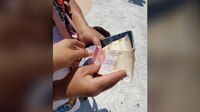 VIDEO: Turistas estafan a artesana yucateca; le pagan con pesos argentinos varias prendas