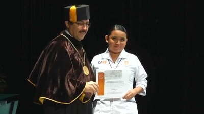 La joven estudiante de enfermería agradeció a la universidad por el reconocimiento