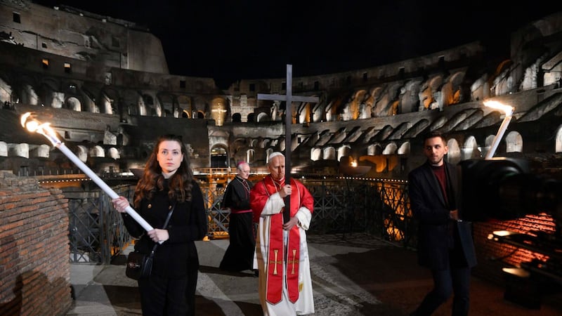 Viernes Santo: el Papa León XIV retoma la tradición de cargar la cruz durante todo el Viacrucis