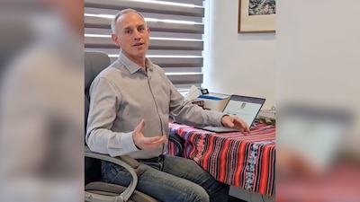 Sin convocatoria de prensa y en la comodidad de su oficina