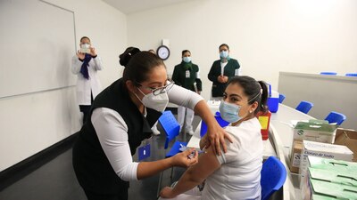 Trabajadores de la salud que atienden coronavirus son los que están recibiendo la inyección en esta primera etapa