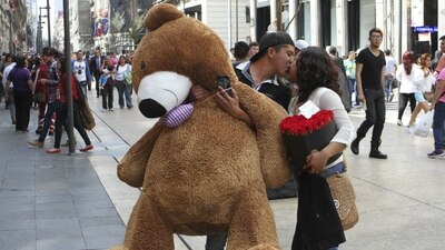 Los mexicanos están más contentos en las relaciones personales que con el rumbo del país