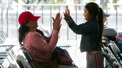 Los padres que se separan deben proveer dinero para cubrir los gastos de sus hijos