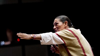 La senadora Jesusa Rodríguez platicó con estudiantes de la UNAM