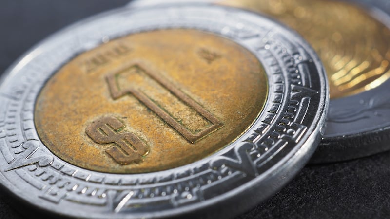 ¡Vuelve el ‘superpeso’! Moneda mexicana rompe la barrera de las 17 unidades por dólar