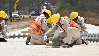 Trabajadores de la CFE laborando en una instalación de la empresa mexicana