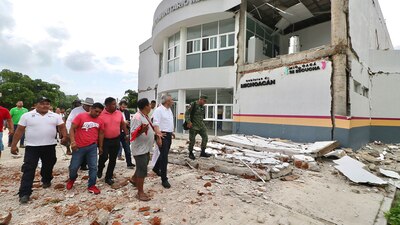 Autoridades del Estado recorrieron diversas comunidades para estimar los daños por el sismo de este lunes