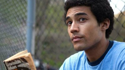 Un jóven Barack Obama mira al horizonte en su época como estudiante de la Universidad de Columbia