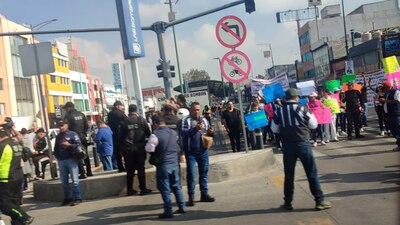 Presencia de manifestantes en Eje 3 y avenida de Las Bombas