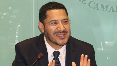 Martí Batres presumió que traía su propia comida en "tuppers" y solo consiguió un trolleo épico de su esposa