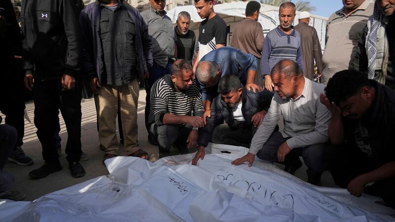 Israel bombardea Gaza y asesina a mujeres y niños