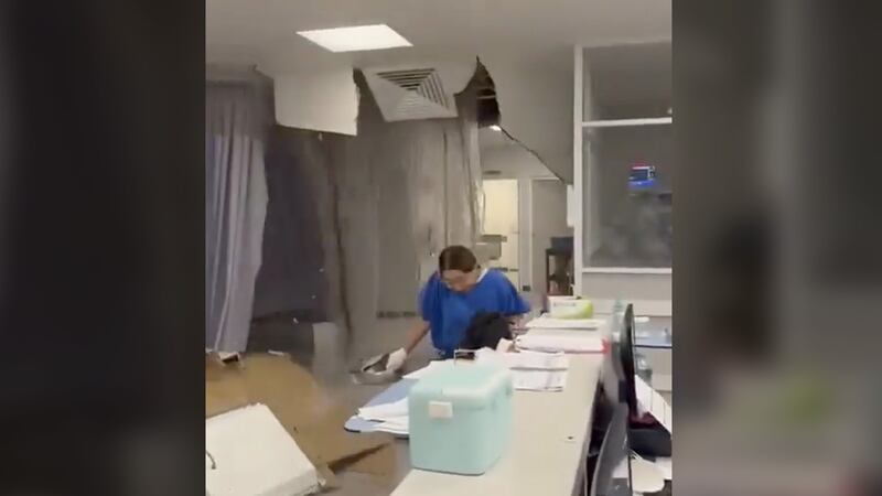 VIDEO: Colapsa techo en el área de urgencias del Hospital de Ixtapaluca, Edomex