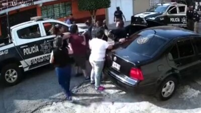 Un policía pretendía golpear a una mujer