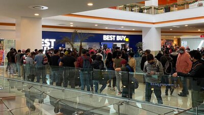 Largas filas en las tiendas físicas de Best Buy
