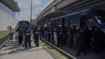 Policías resguardan Expo Santa Fe, la sede alterna de los diputados para aprobar el PEF