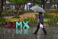 Lluvias, granizo, fuertes vientos y hasta ceniza pegarán este lunes en CDMX