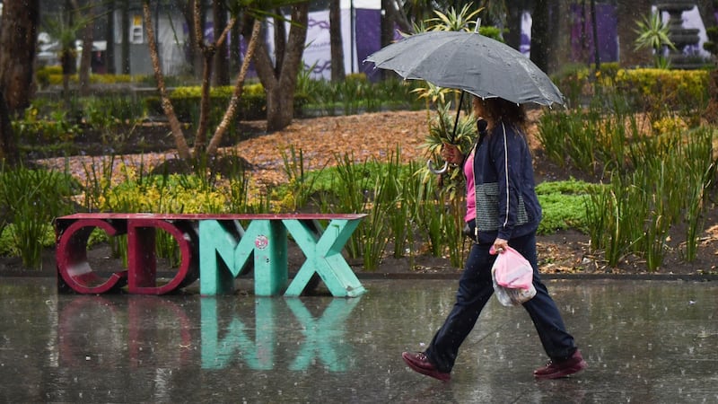 Lluvias, granizo, fuertes vientos y hasta ceniza pegarán este lunes en CDMX