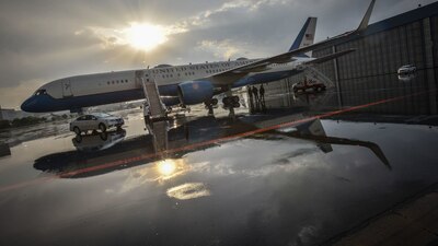 La vicepresidenta de EU regresa a su país después de visitar Guatemala y México