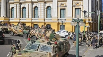 Militares se encuentran en la Plaza Murillo