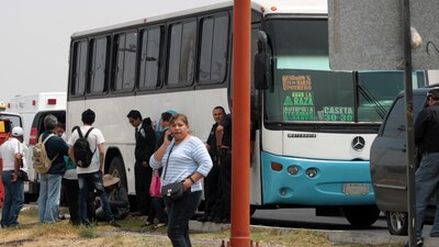 Usuarios de transporte público en el Edomex tras ser víctimas de asalto
