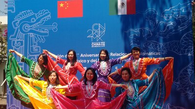 Como parte de la celebración, un grupo de danza chino bailó el jarabe tapatío mexicano