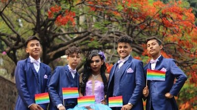 Osvaldo (centro) junto a sus chambelanes previo a sus XV años