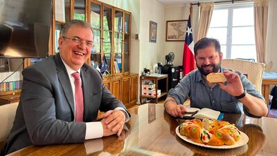 Marcelo Ebrard visitó al presidente electo de Chile, Gabriel Boric y aprovecharon para compartir el tradicional pan