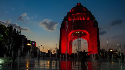 De acuerdo con las primeras investigaciones, la persona podría haber caído de la estructura del monumento