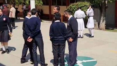 Negó la entrada a uno de los alumnos por llevar el cabello largo