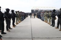 VIDEO: Esposados y hasta en silla de ruedas… revelan imágenes inéditas de los 37 enviados a EU