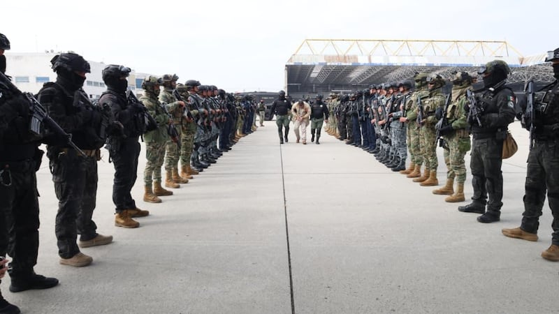 VIDEO: Esposados y hasta en silla de ruedas… revelan imágenes inéditas de los 37 enviados a EU