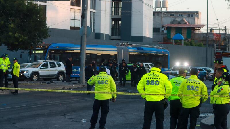 Trailero atropella a un hombre que buscaba atravesar una avenida principal, luego se da a la fuga