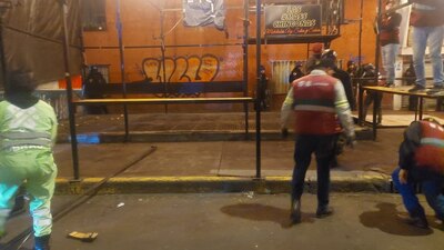 El negocio retirado contaba con una estructura metálica, mesas, luces de colores y bocinas
