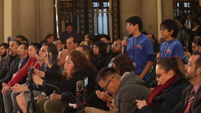 Los reporteros de Radio Aventureros preguntándole al presidente López Obrador
